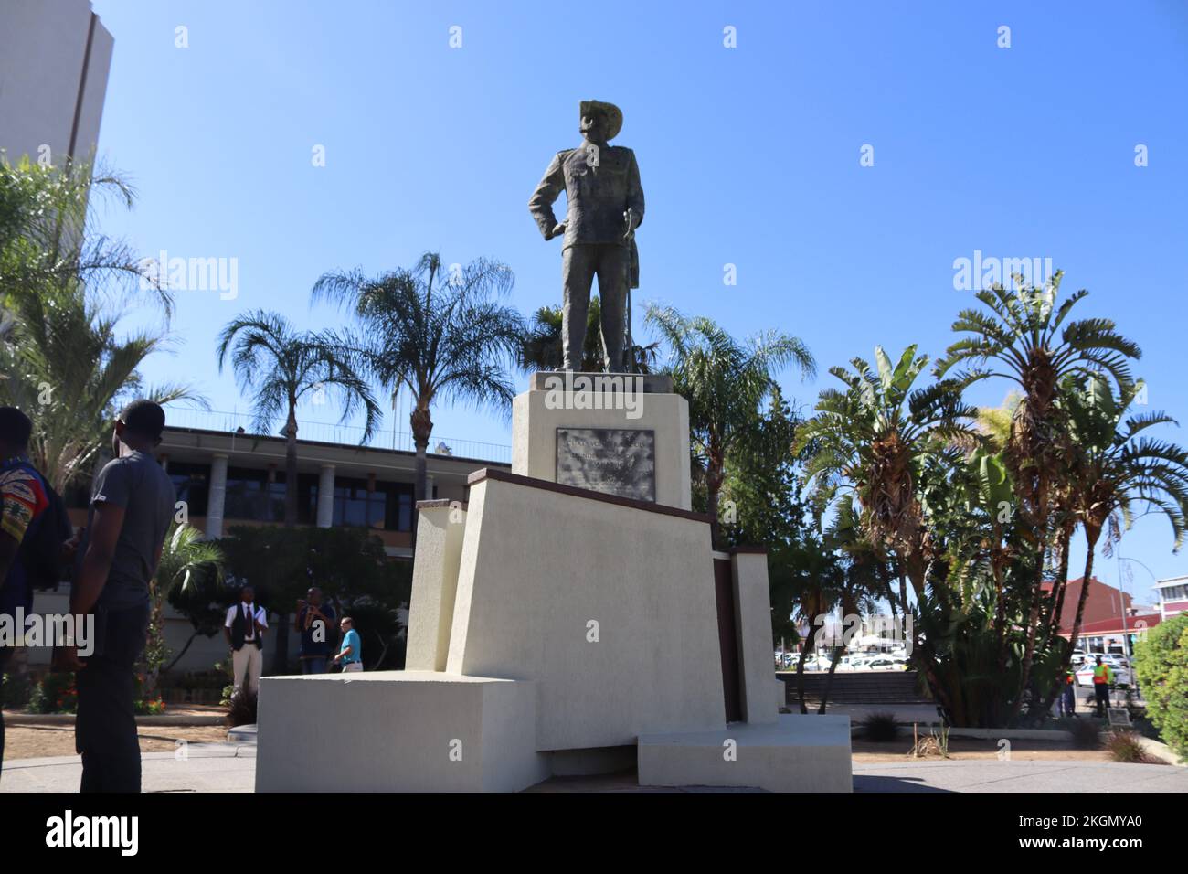 Windhuk, Namibia. 23rd Nov 2022. La statua di Curt von Franois si trova sul suo piedistallo nel centro della città. La statua del sovrano coloniale tedesco è stata rimossa dal suo posto di fronte alla città di Windhoek in Namibia. La statua di Curt von Francois sarà trasferita al Museo dell'Indipendenza per la custodia. Non è ancora chiaro cosa accadrà a lungo termine. Credit: Lisa Ossenbrink/dpa/Alamy Live News Foto Stock