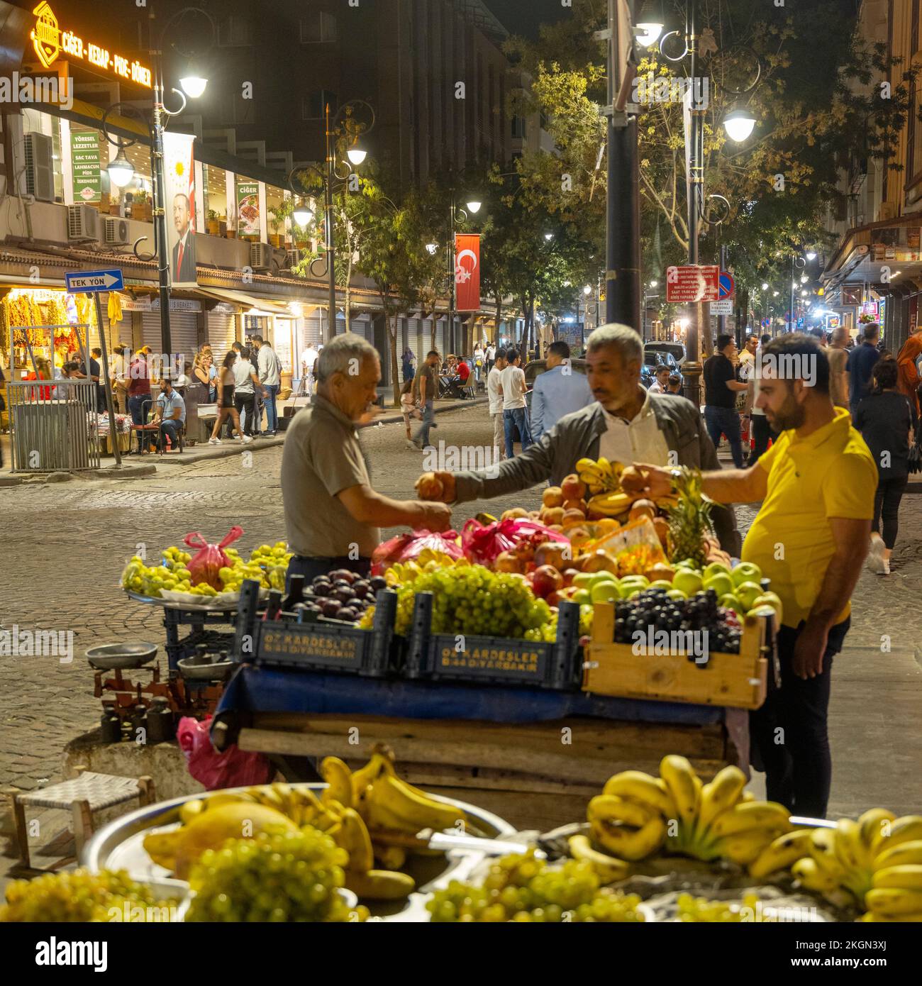 Türkei, Diyarbakir, Gazi Caddesi, Obstverkäufer Foto Stock