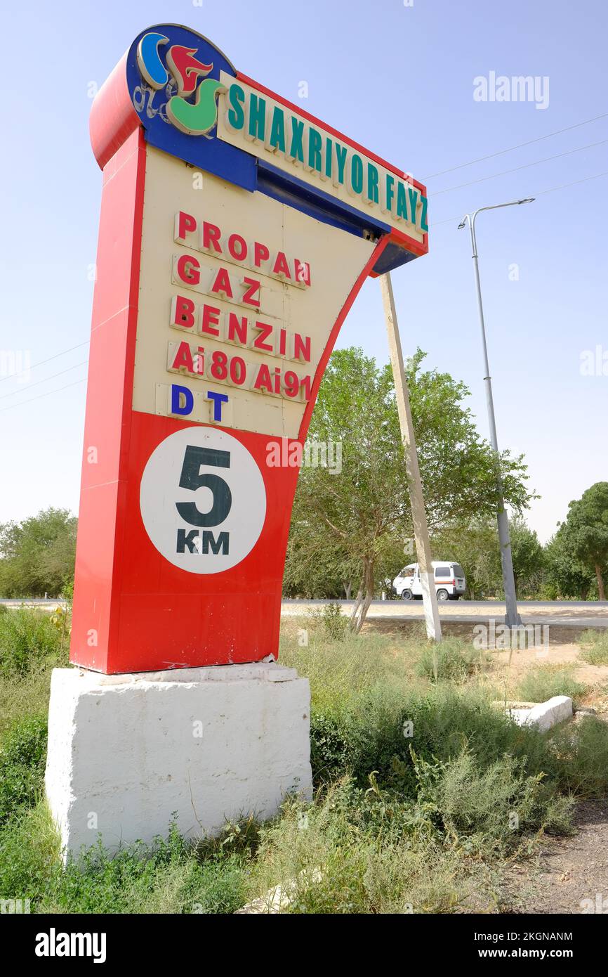 Uzbekistan - segno per una stazione di rifornimento di carburante che vende carburante di propan, gaz e benzin Foto Stock