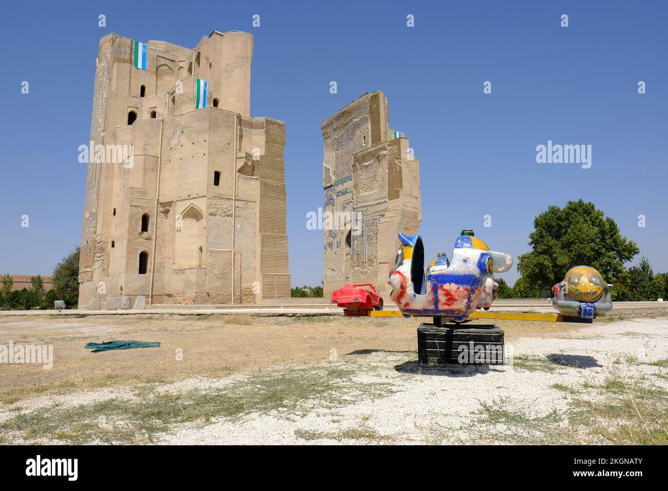 Shakhrisabz Uzbekistan - rovine dell'enorme arco d'ingresso del palazzo di AK Serai ( Palce Bianca ) costruito da Amir Temur con parco giochi per bambini Foto Stock