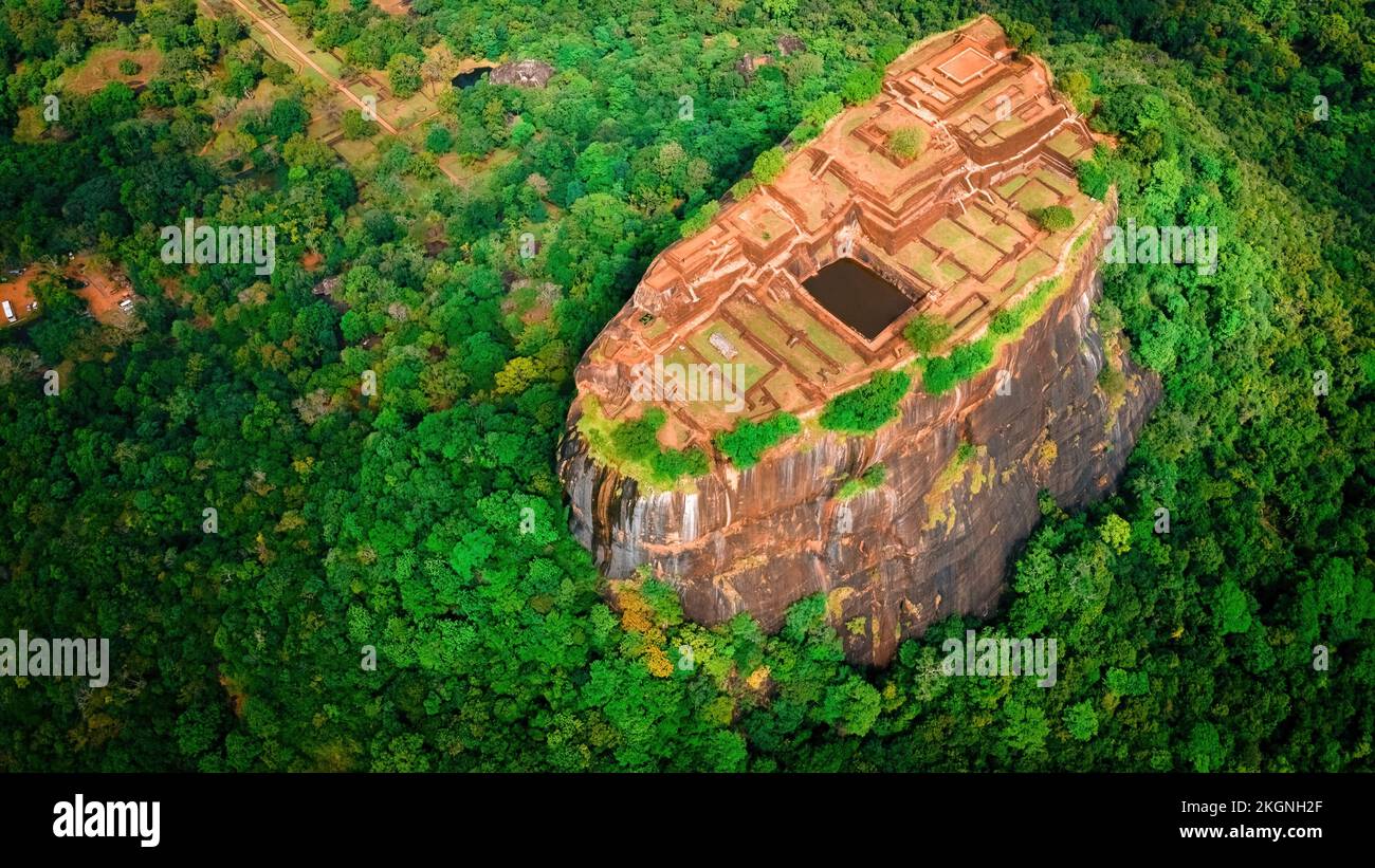 Vista aerea delle famose rocce di Sigiriya e Pidurangala dello Sri Lanka Foto Stock