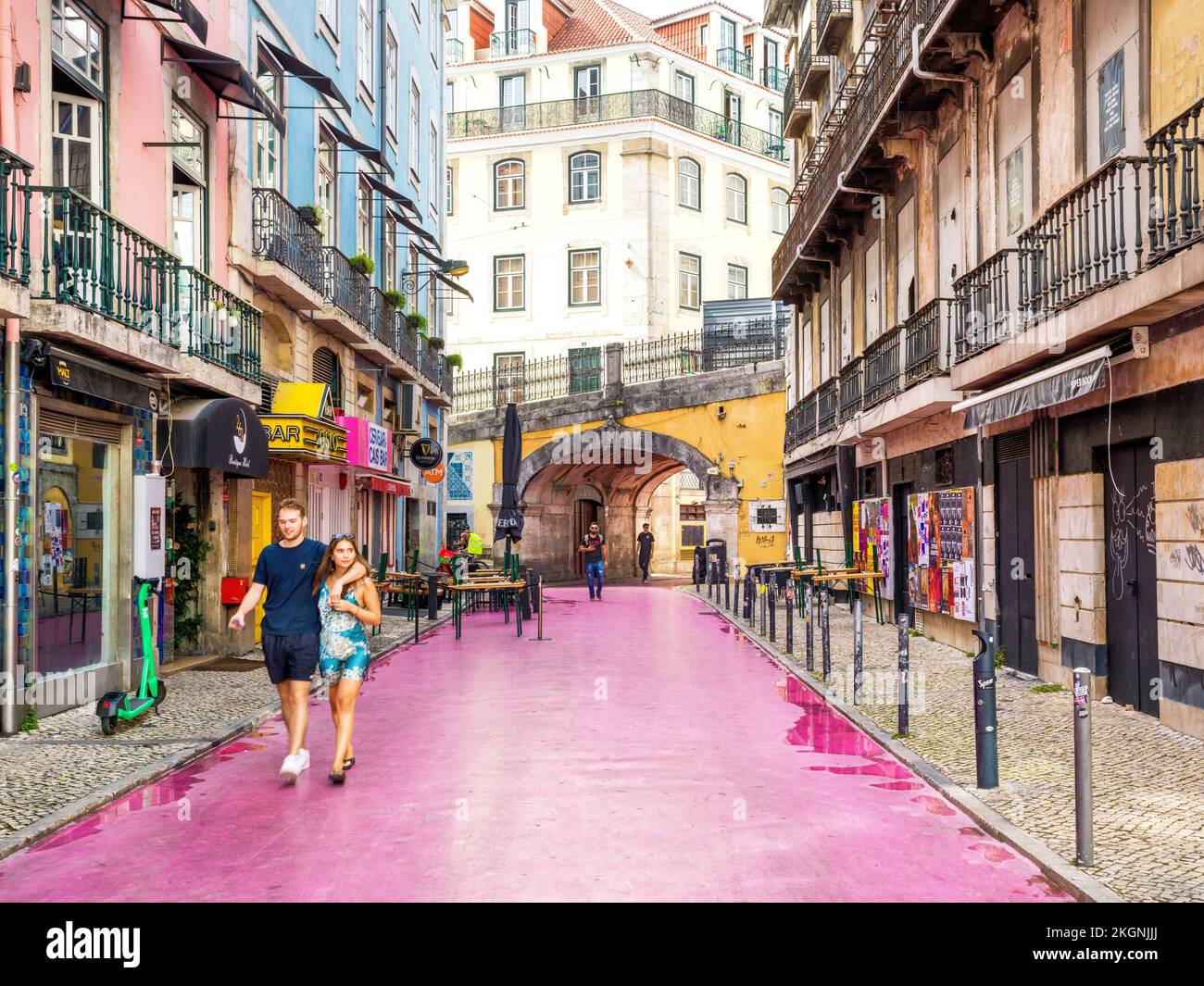Rosa Street, Rua Cor de Rosa, popolare quartiere Cais do Sodre Lisbona, Portogallo, Europa Foto Stock
