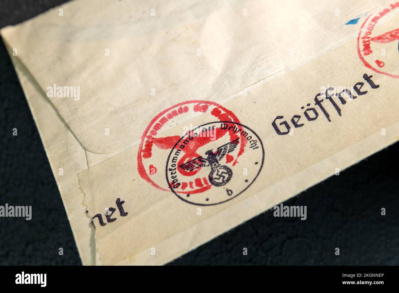 Germania nazista, lettera aperta dall'autorità di sorveglianza e poi chiusa con banderole 'geöffnet' (aperta). Foto Stock