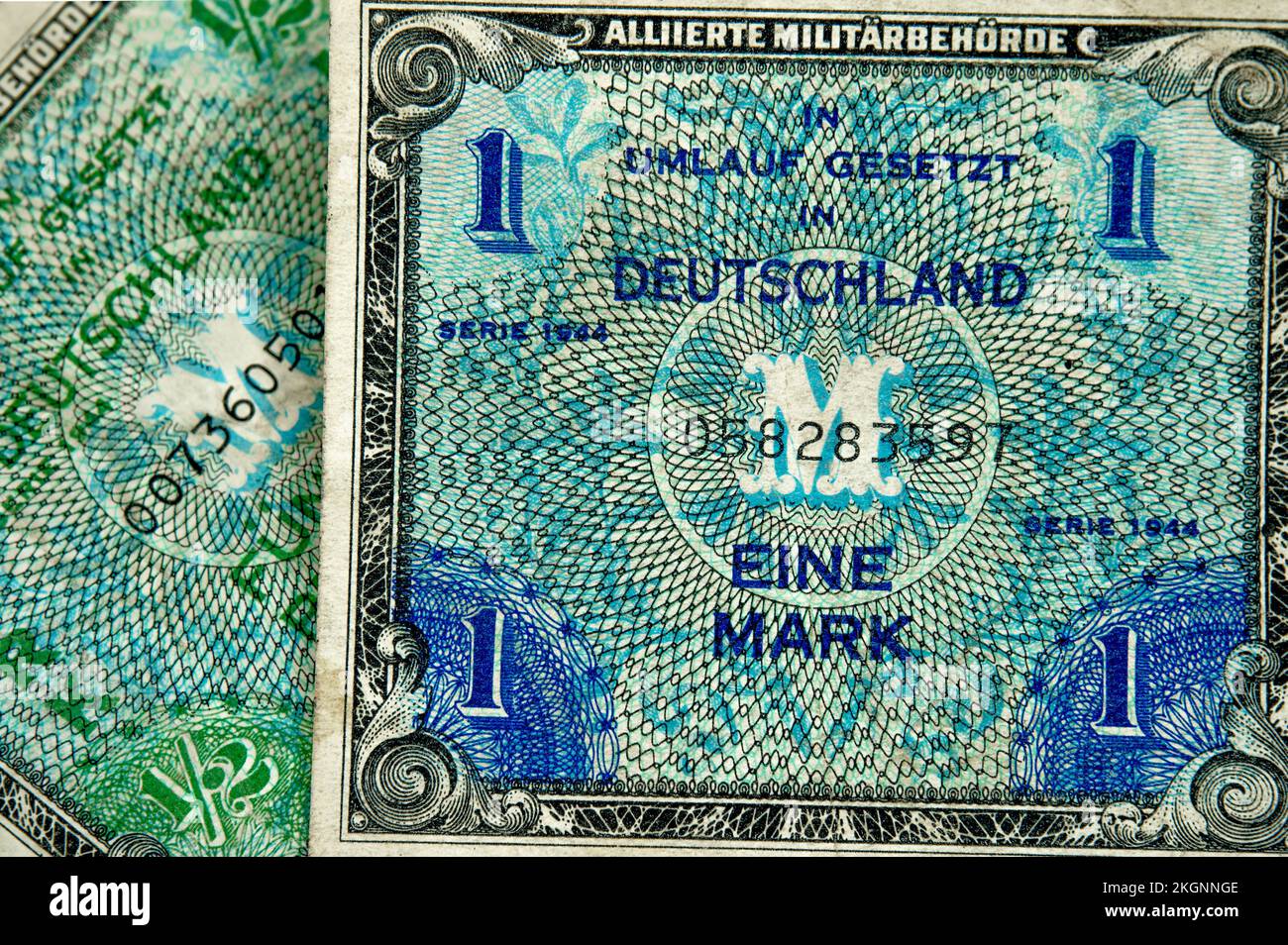 Denaro di emergenza dal 1944 messo in circolazione dall'autorità militare alleata in Germania. 1/2 e 1 Mark. Foto Stock