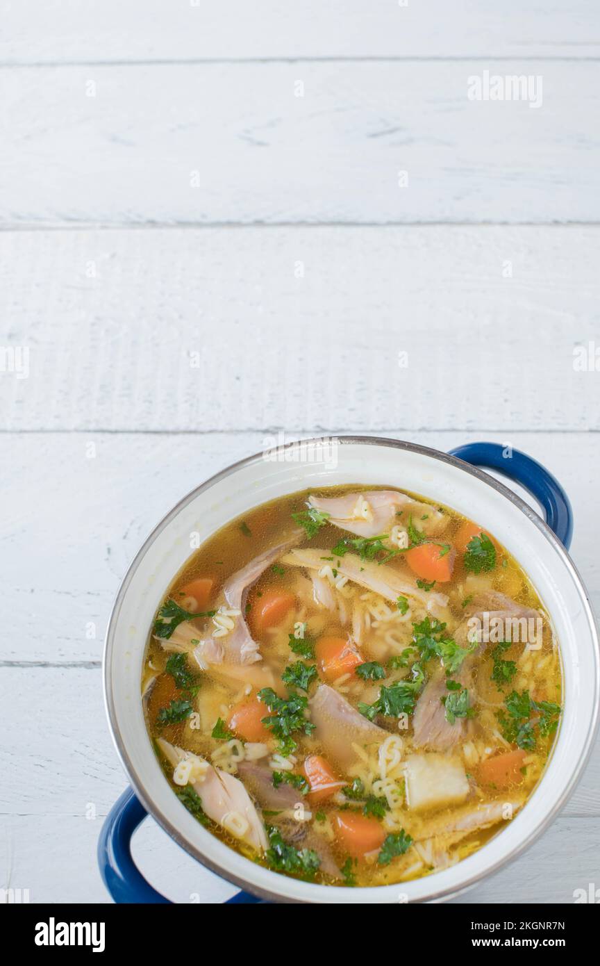 Pentola con zuppa di spaghetti di pollo isolata su sfondo bianco con spazio per le copie. Disposizione piatta - immagine verticale Foto Stock