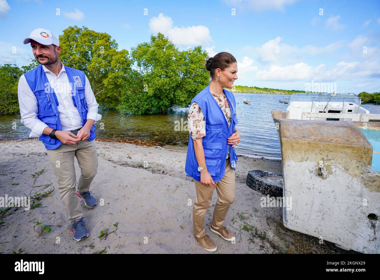 Crown Princess Victoria e Crown Prince Haakon durante la visita sul campo con il personale locale delle Nazioni Unite e i rappresentanti dell'UNDP nella contea di Kwale, Kenya, a Novembe Foto Stock
