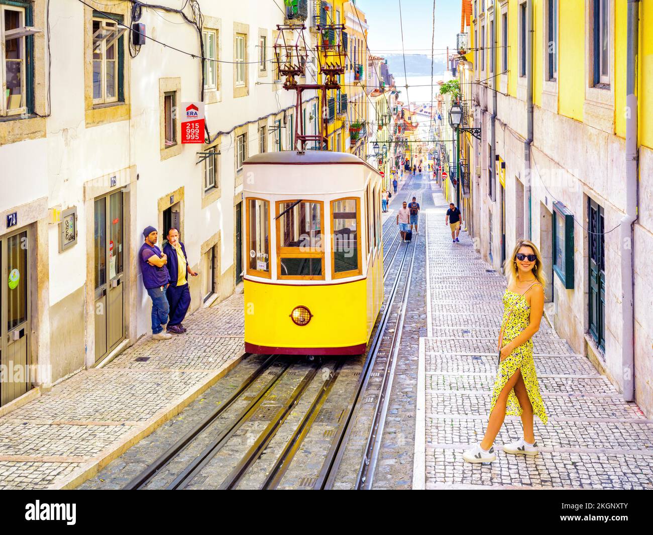 Elevador da Bica, storica la funicolare di Bica, a volte conosciuta come Elevador da Bica, è una linea ferroviaria funicolare nella parrocchia civile di Miseric - rdia Foto Stock