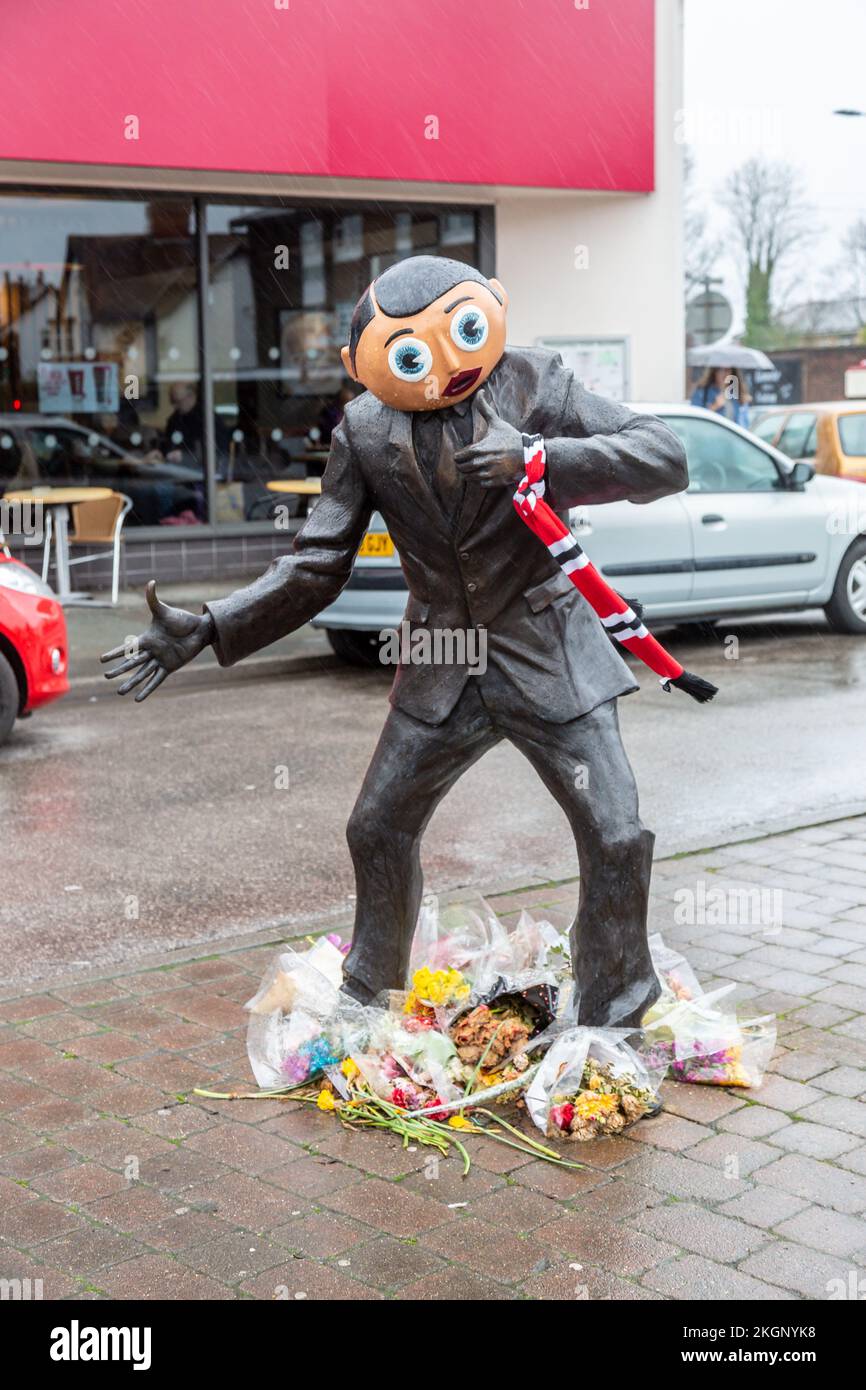 Statua di Frank Sidebottom. Timperley, Manchester. 19 marzo 2017 Foto Stock