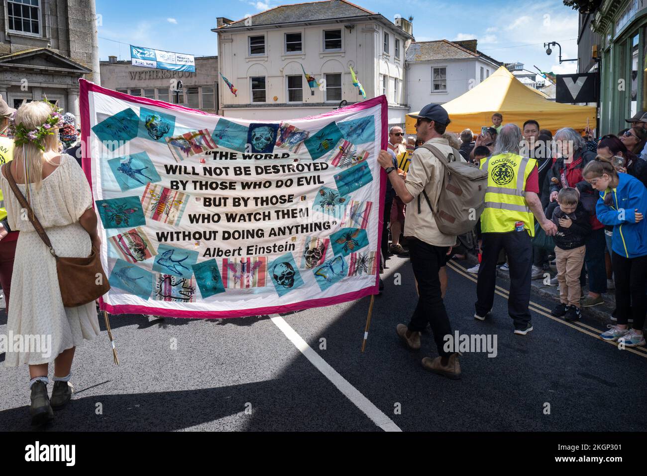 Un banner con una citazione di Albert Einstein tenuto in processione il giorno di Mazey durante il Festival di Golowan in Cornovaglia in Inghilterra nel Regno Unito. Foto Stock