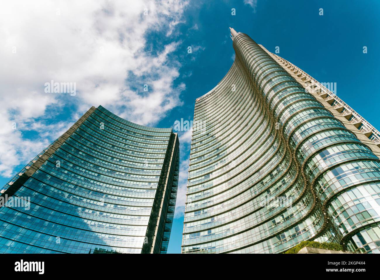 Italia, Lombardia, Milano, Piazza Gae Aulenti con la torre UniCredit e il centro commerciale Foto Stock