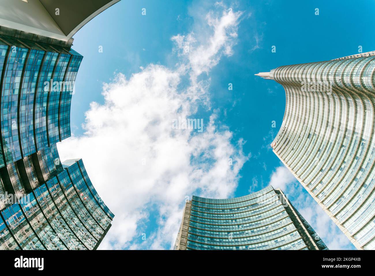 Italia, Lombardia, Milano, Piazza Gae Aulenti con la torre UniCredit e il centro commerciale Foto Stock