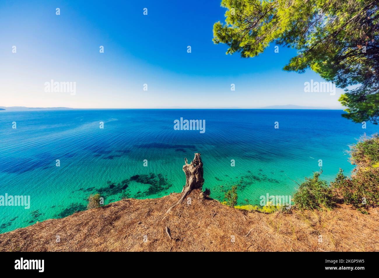 Grecia, Macedonia centrale, Mar Mediterraneo visto dalla scogliera costiera in estate Foto Stock