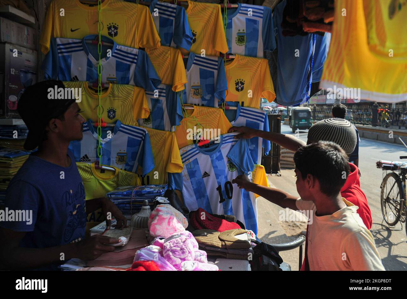 Sylhet, Bangladesh. 22nd Nov 2022. 22 novembre 2022, Sylhet, Bangladesh: Tifosi che acquistano maglia e bandiere della loro squadra di calcio preferita all'esterno del mercato durante la Coppa del mondo FIFA 2022, incontro di oggi tra Argentina vs Arabia Saudita . Quest'anno la Coppa del mondo FIFA sarà ospitata dal Qatar. Il 22 novembre 2022 a Sylhet, Bangladesh (Foto di MD Rafayat Haque Khan/ Eyepix Group/Sipa USA) Credit: Sipa USA/Alamy Live News Foto Stock