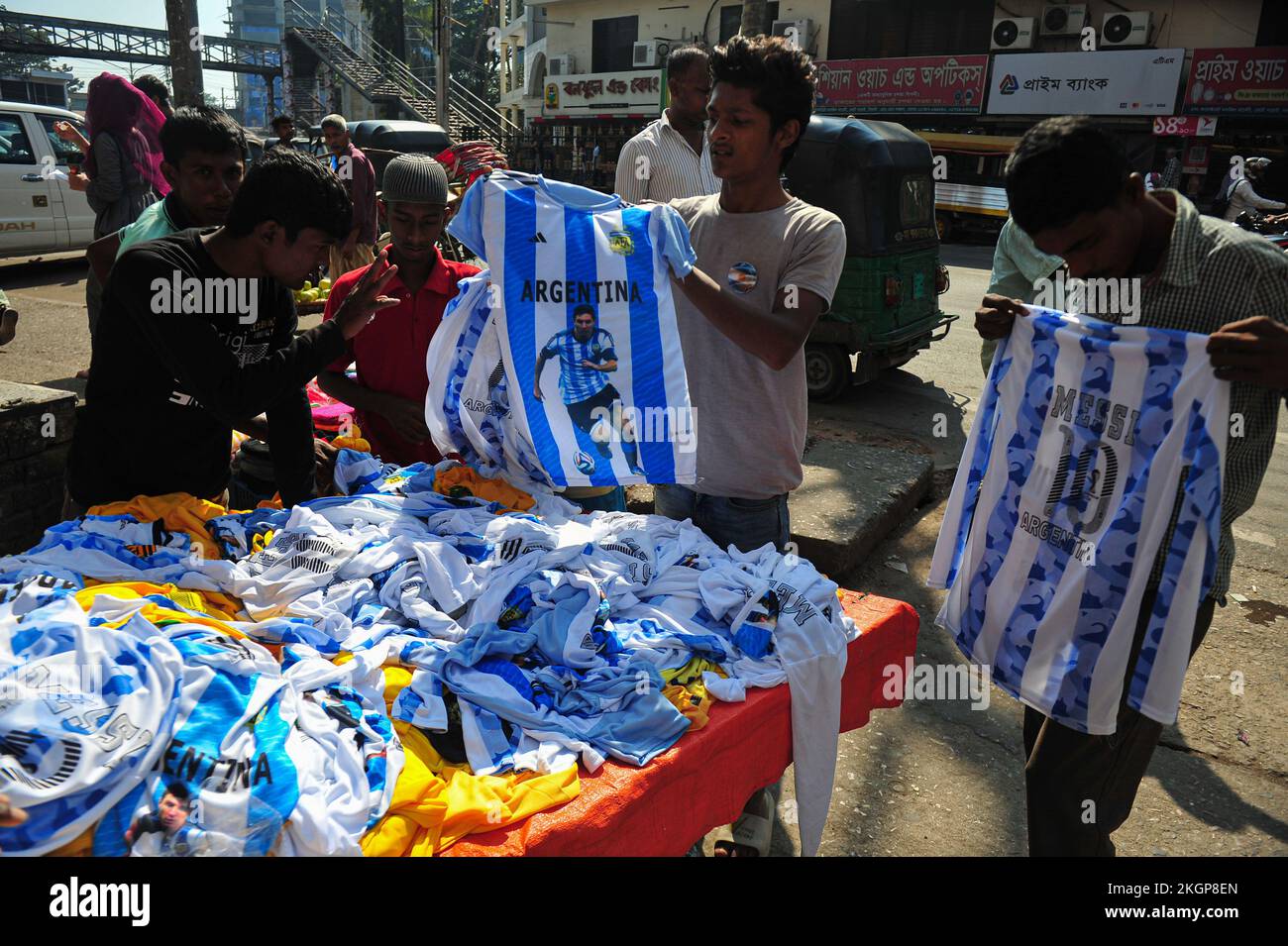 Sylhet, Bangladesh. 22nd Nov 2022. 22 novembre 2022, Sylhet, Bangladesh: Tifosi che acquistano maglia e bandiere della loro squadra di calcio preferita all'esterno del mercato durante la Coppa del mondo FIFA 2022, incontro di oggi tra Argentina vs Arabia Saudita . Quest'anno la Coppa del mondo FIFA sarà ospitata dal Qatar. Il 22 novembre 2022 a Sylhet, Bangladesh (Foto di MD Rafayat Haque Khan/ Eyepix Group/Sipa USA) Credit: Sipa USA/Alamy Live News Foto Stock