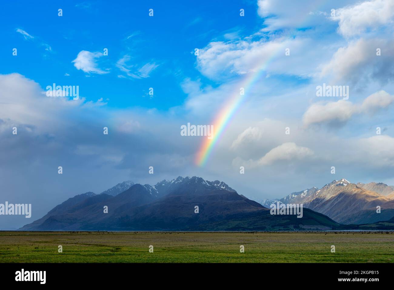 Nuova Zelanda, Regione di Canterbury, veduta panoramica dell'arcobaleno che inarca la Tasman Valley Foto Stock