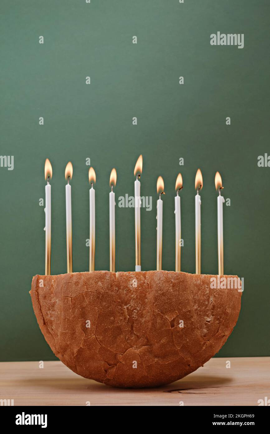 Pane creativo Menorah Hanukkah su un tavolo di legno. Foto Stock