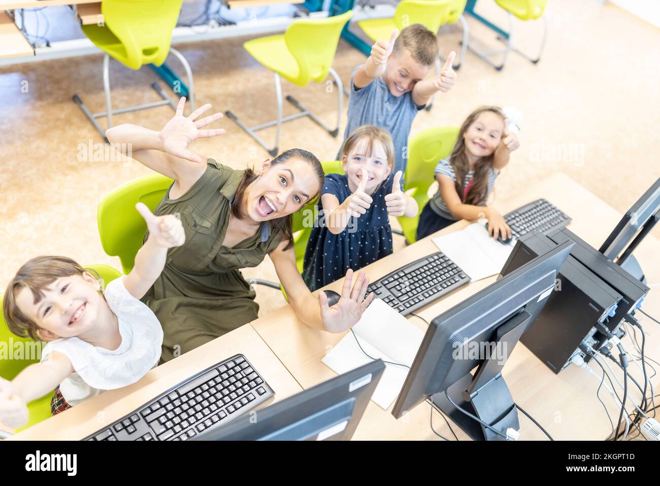 Insegnante e studenti che si divertono a scuola in un corso di e-learning Foto Stock
