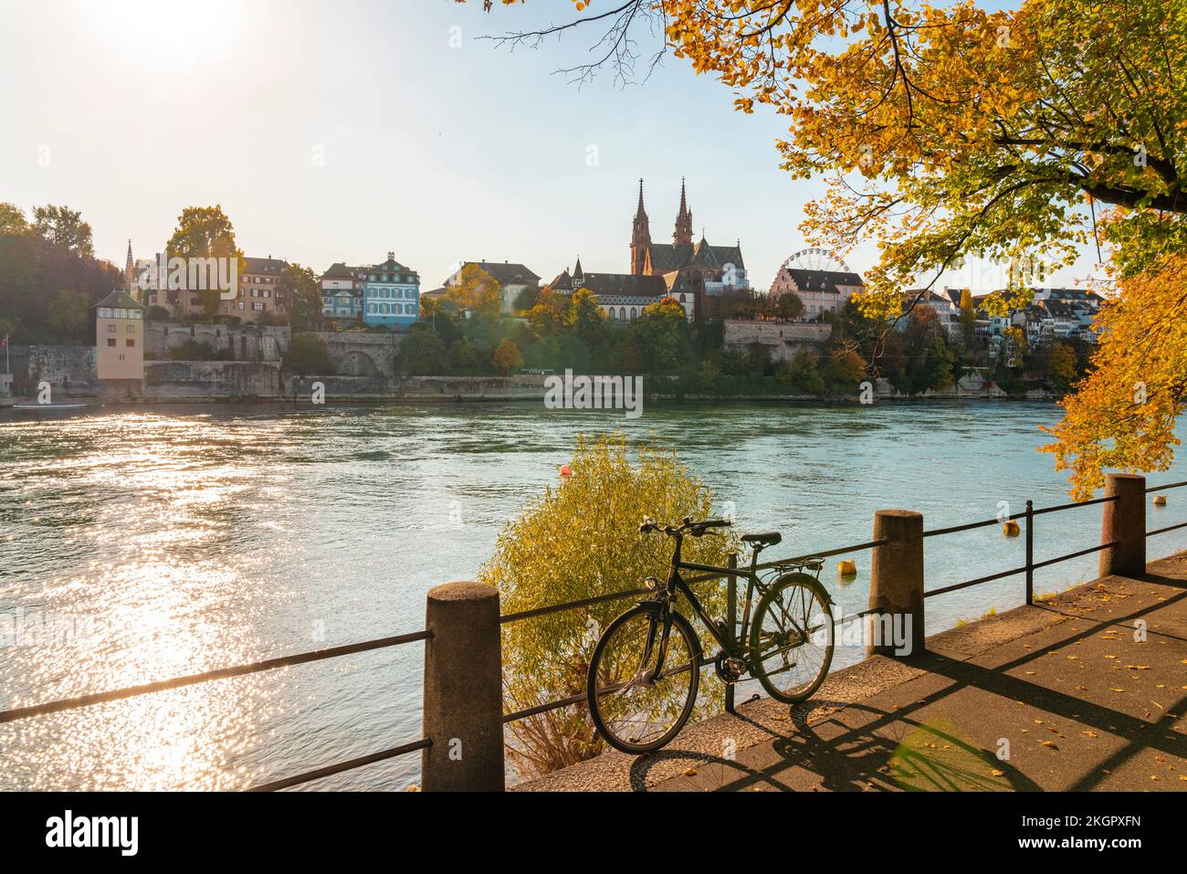 Svizzera, Basilea Città, Basilea, bicicletta sulle rive del Reno Foto Stock