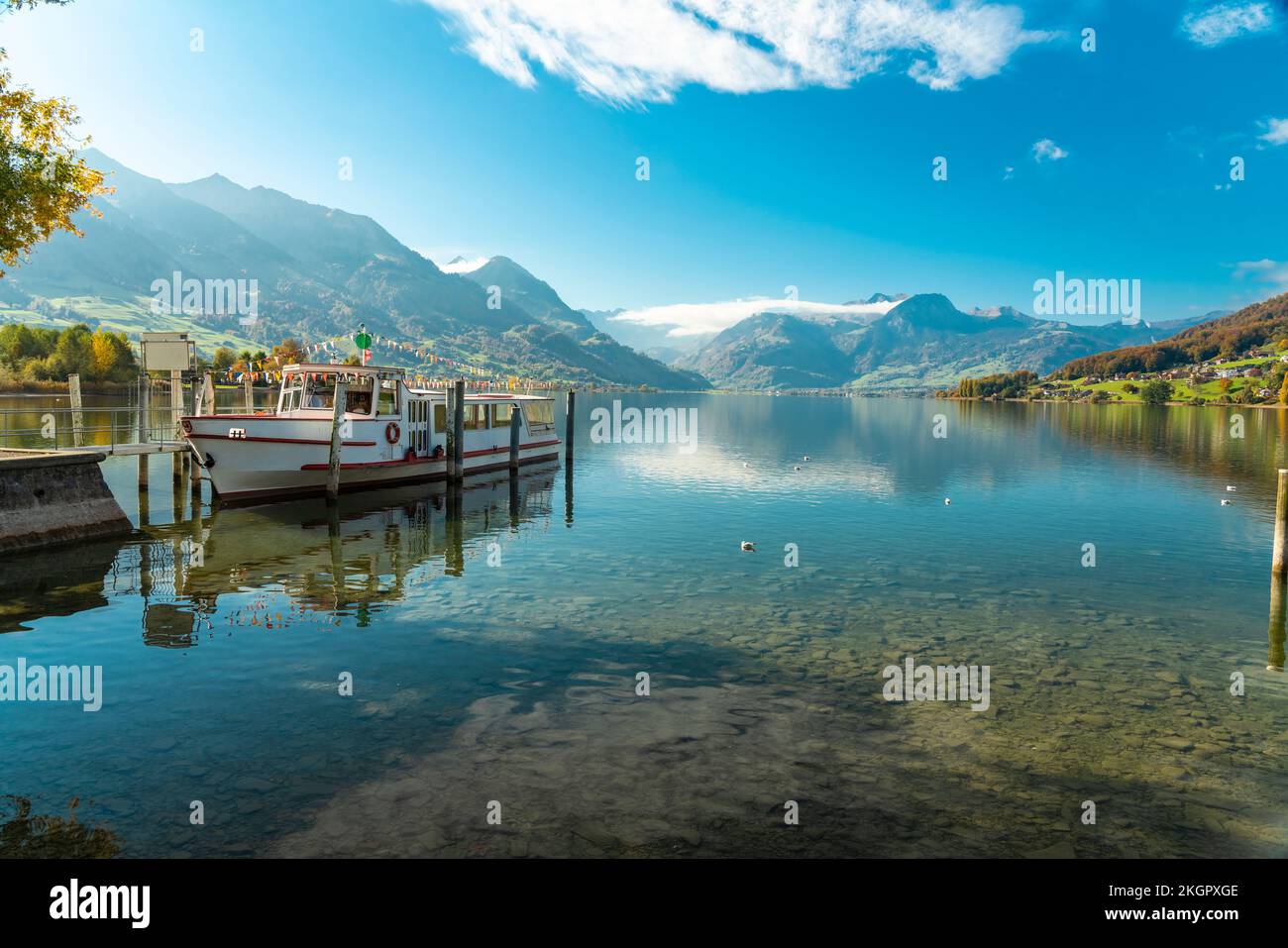 Svizzera, Obvaldo, Sarnen, traghetto ormeggiato sulla riva del lago Sarnen Foto Stock