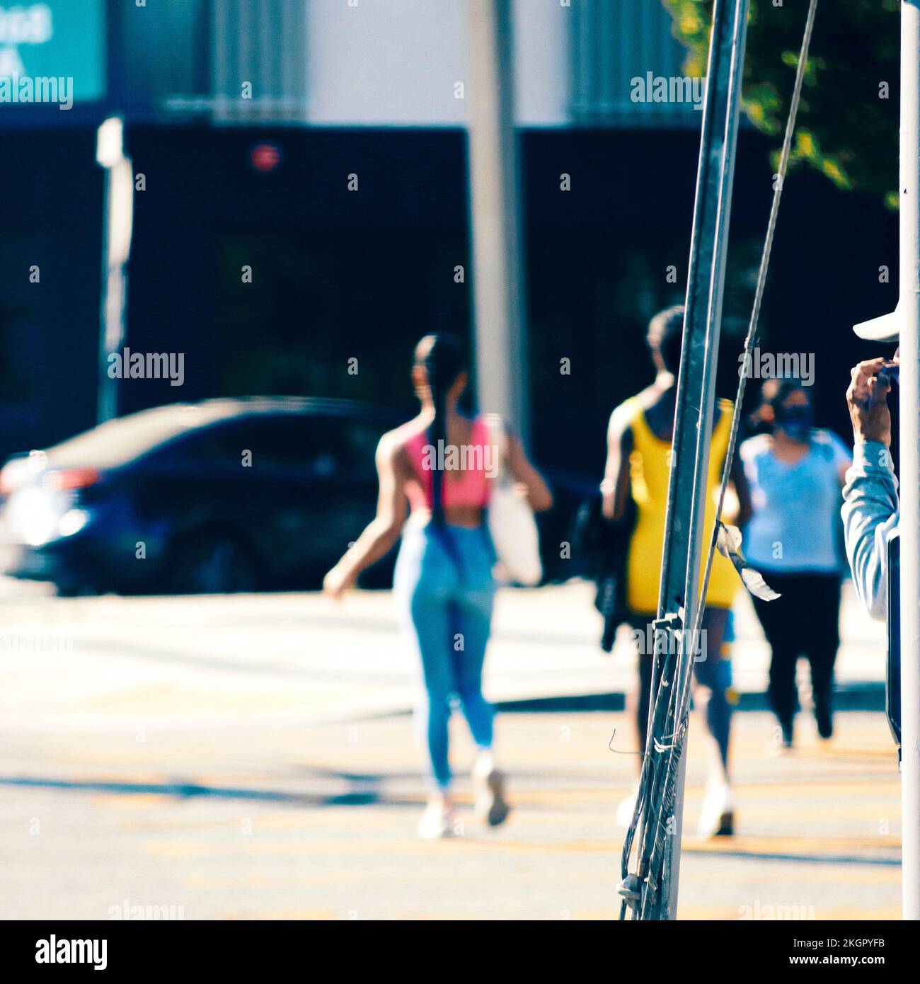 Un primo piano di persone che attraversano la strada a West Los Angeles, California Foto Stock