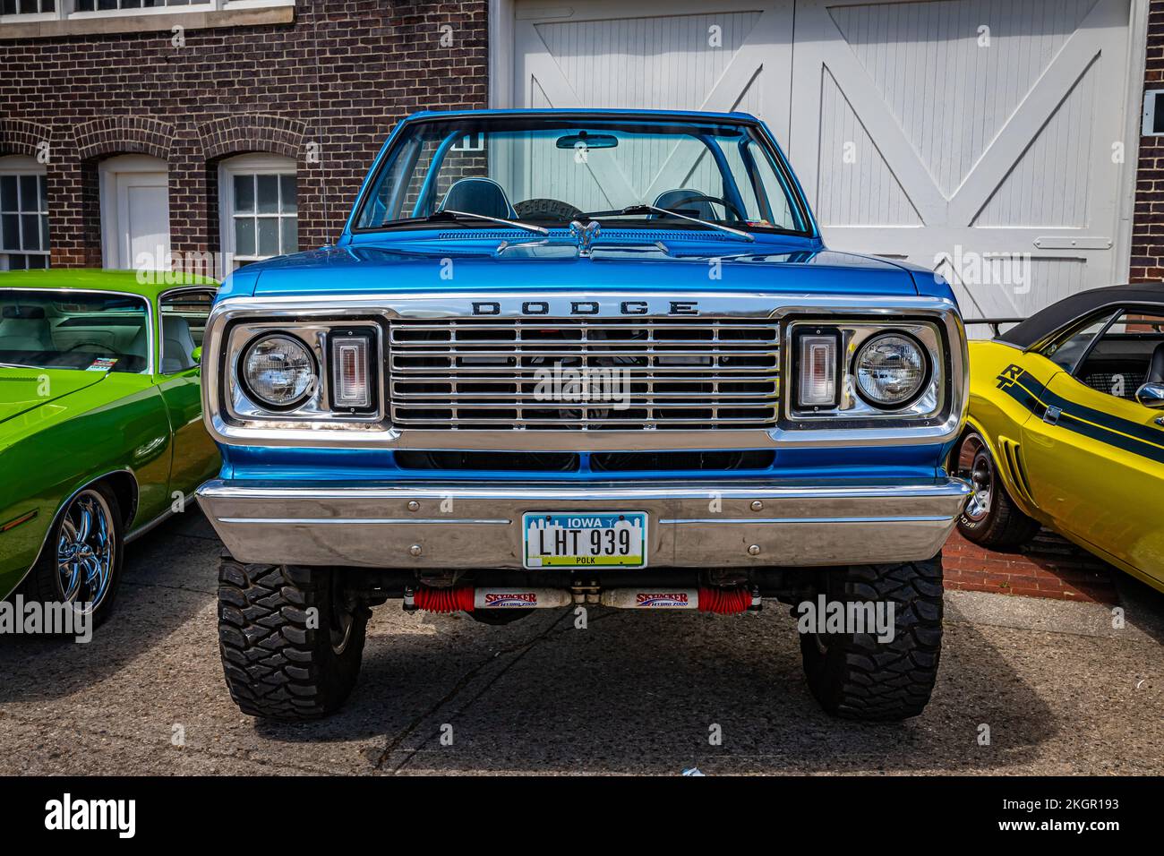 Des Moines, Iowa - 03 luglio 2022: Vista frontale in prospettiva alta di un prelievo Dodge Ramcharger del 1975 presso una fiera automobilistica locale. Foto Stock