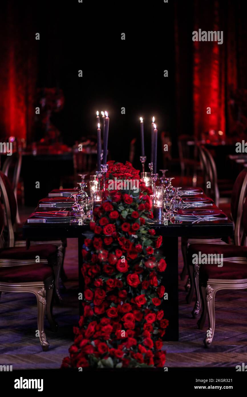 Un meraviglioso ambiente di nozze decorato con rose rosse - immagini di alta qualità Foto Stock