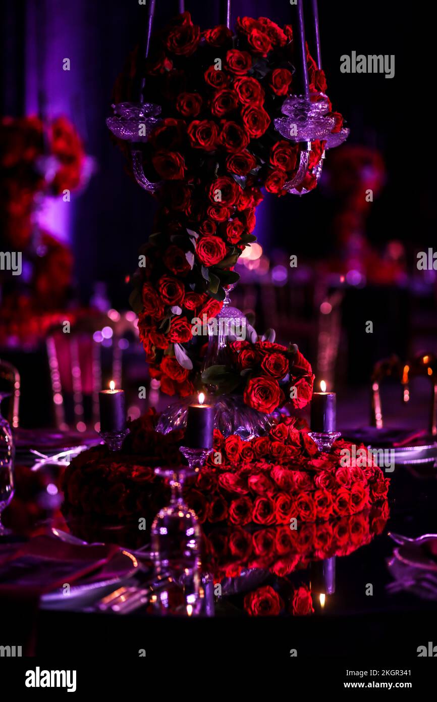 Un meraviglioso ambiente di nozze decorato con rose rosse - immagini di alta qualità Foto Stock