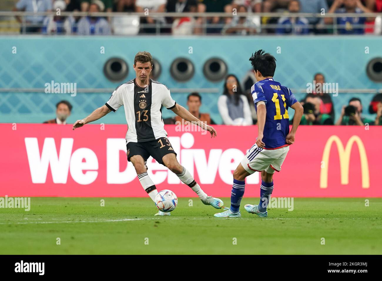 Doha, Qatar. 23rd Nov 2022. DOHA, QATAR - 23 NOVEMBRE: Il giocatore di Germania Thomas Muller passa la palla durante la partita di Coppa del mondo FIFA Qatar 2022 gruppo e tra Germania e Giappone allo Stadio Internazionale Khalifa il 23 novembre 2022 a Doha, Qatar. (Foto di Florencia Tan Jun/PxImages) Credit: PX Images/Alamy Live News Foto Stock