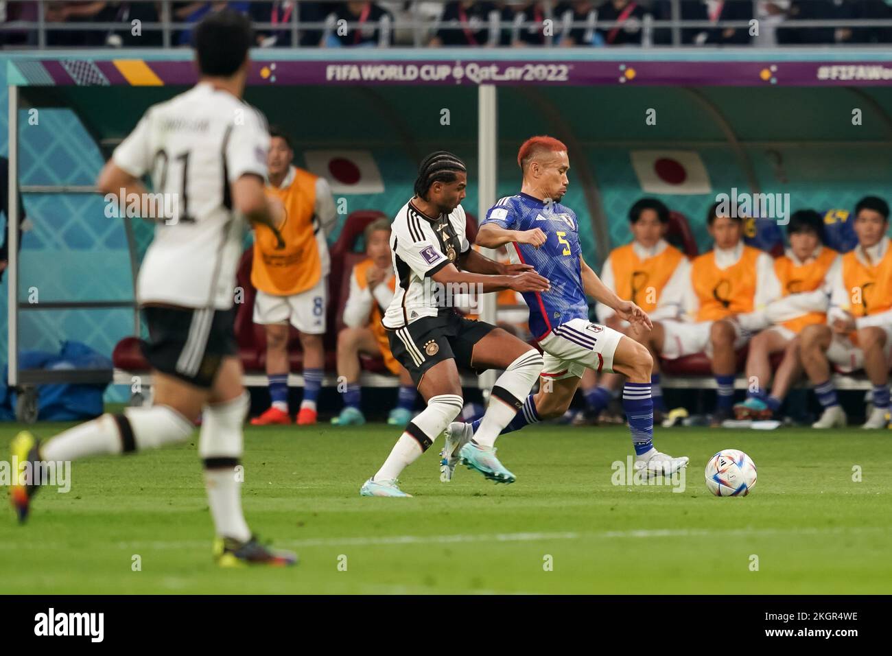 Doha, Qatar. 23rd Nov 2022. Khalifa International Stadium DOHA, QATAR - 23 NOVEMBRE: Il giocatore di Germania Serge Gnabry combatte per la palla con il giocatore del Giappone Yuto Nagatomo durante la Coppa del mondo FIFA Qatar 2022 gruppo e partita tra Germania e Giappone al Khalifa International Stadium il 23 novembre 2022 a Doha, Qatar. (Foto di Florencia Tan Jun/PxImages) (Florencia Tan Jun/SPP) Credit: SPP Sport Press Photo. /Alamy Live News Foto Stock