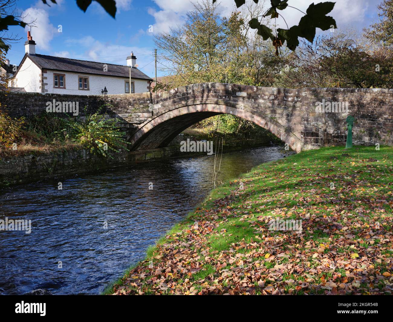 Una vista soleggiato in tarda mattinata del singolo arco del ponte di pietra sul fiume Dunsop a Dunsop Bridge, Lancaster Foto Stock