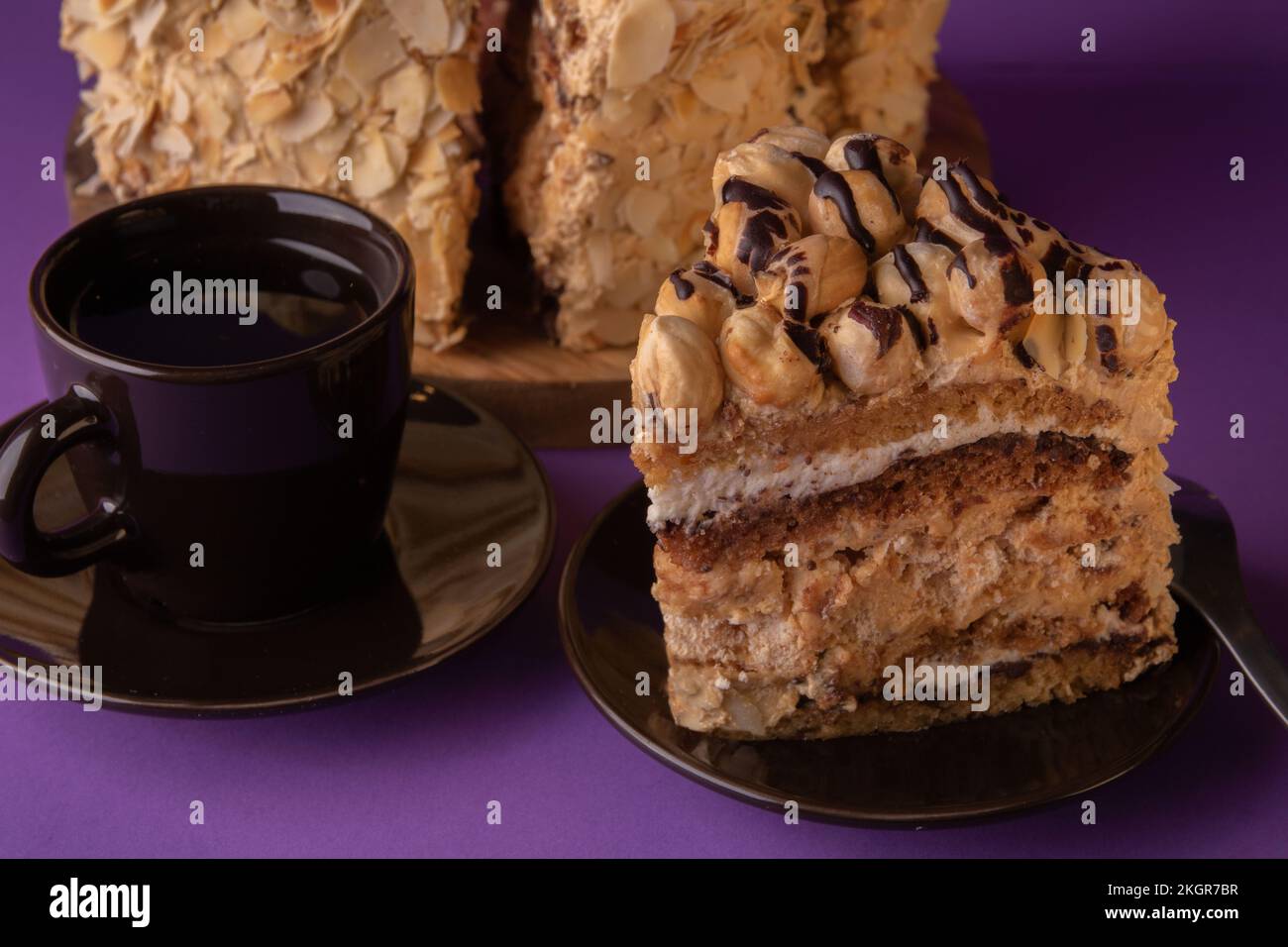 foto una fetta di torta di noci pecan e una tazza di caffè Foto Stock