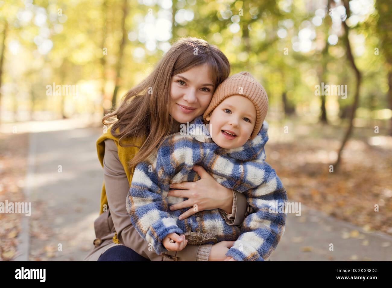 Madre sorridente abbracciando il figlio nel parco Foto Stock