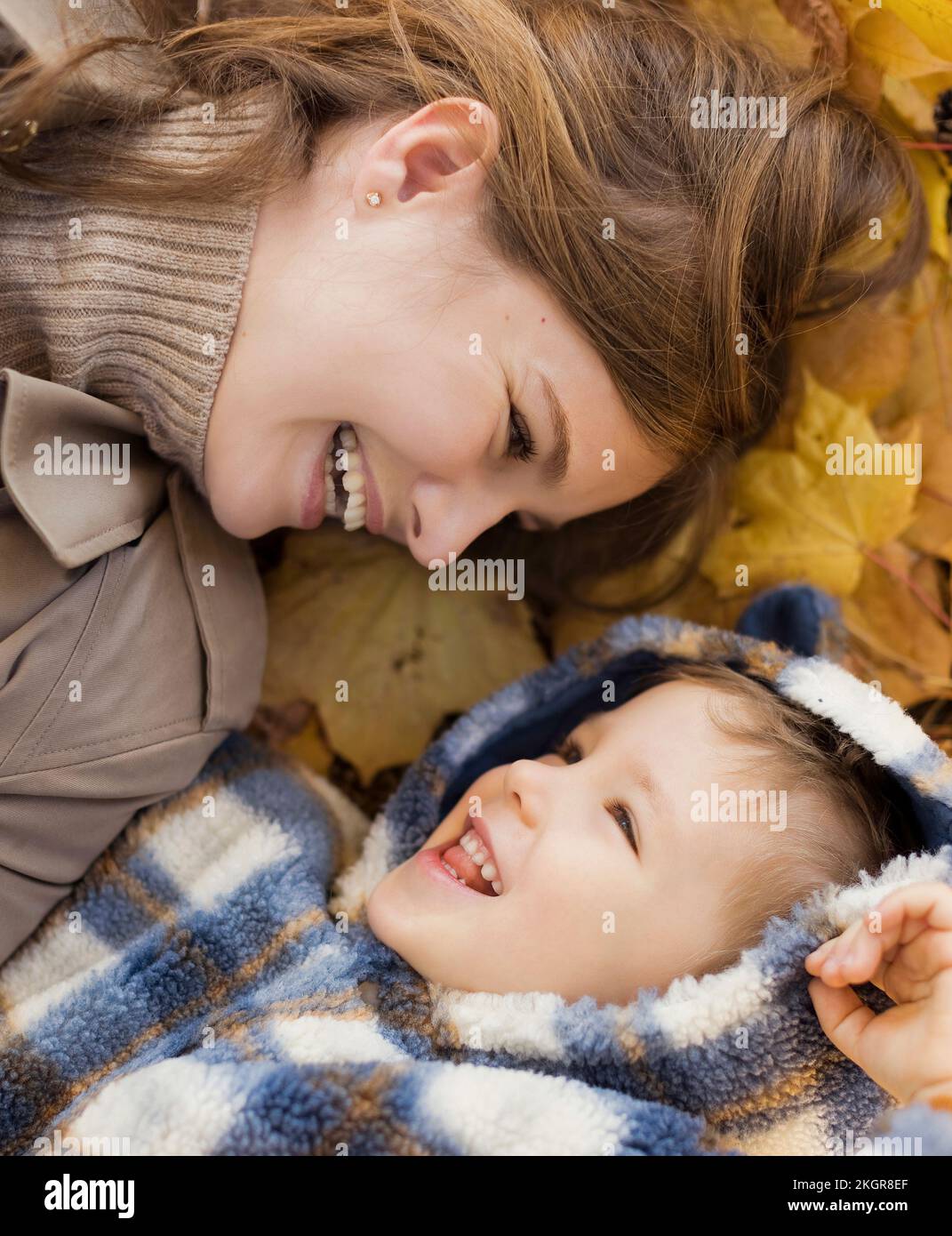 Madre allegra con figlio sdraiato nel parco Foto Stock