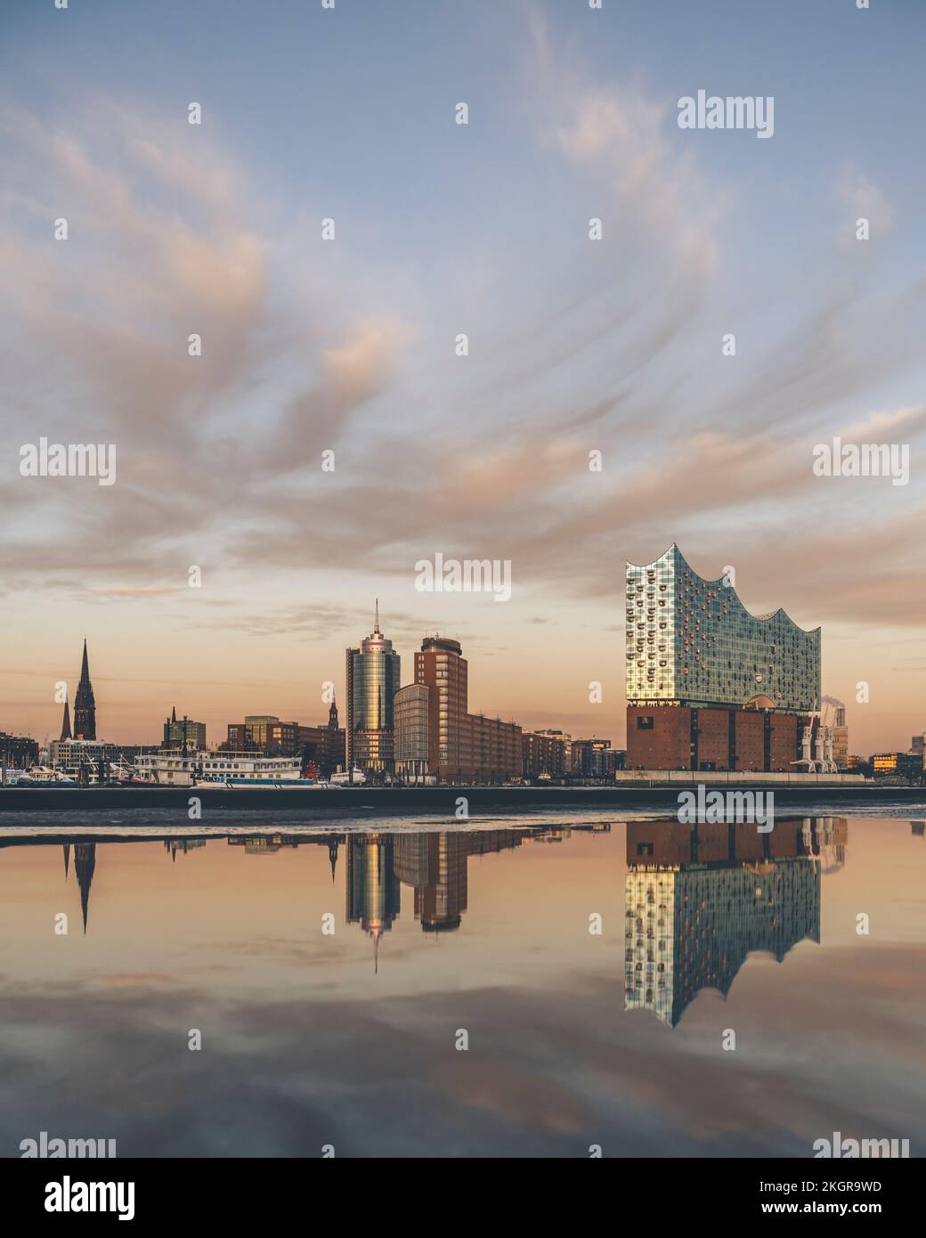 Germania, Amburgo, Elbphilharmonie riflettendo nel fiume Elba al crepuscolo Foto Stock