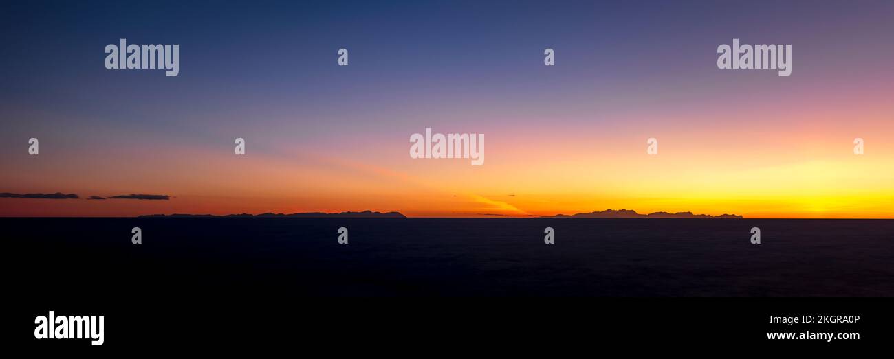 Spagna, Isole Baleari, Minorca, tramonto panoramico su Maiorca Foto Stock