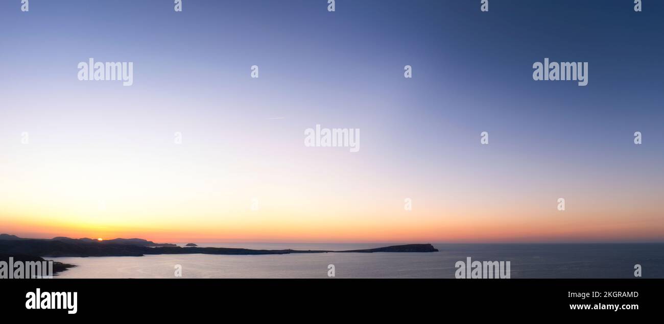 Spagna, Isole Baleari, Minorca, Vista panoramica del cielo su Cap di Cavalleria al tramonto Foto Stock