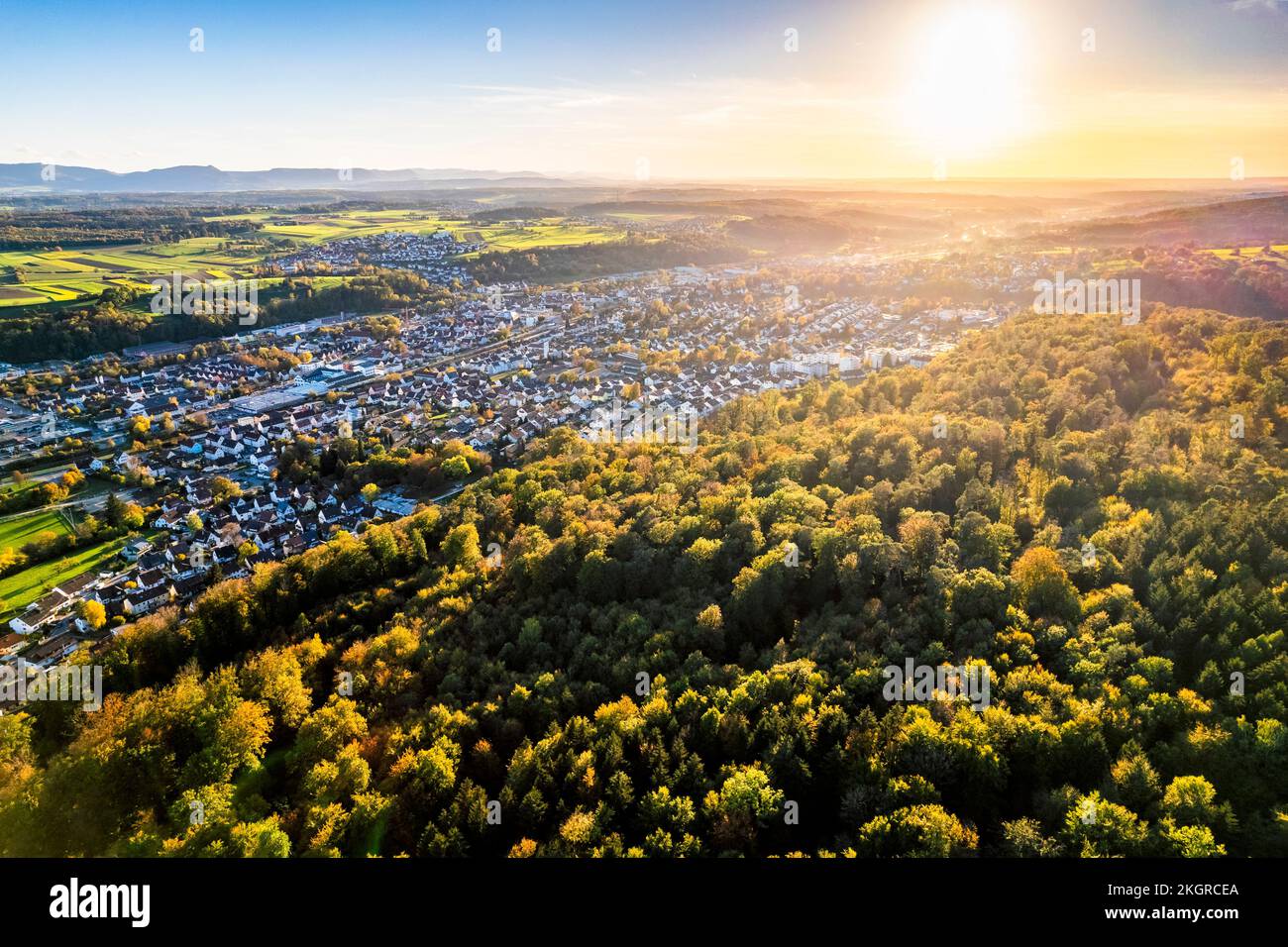 Germania, Baden-Wurttemberg, Drone vista del tramonto sulla città nella valle di Vilstal Foto Stock