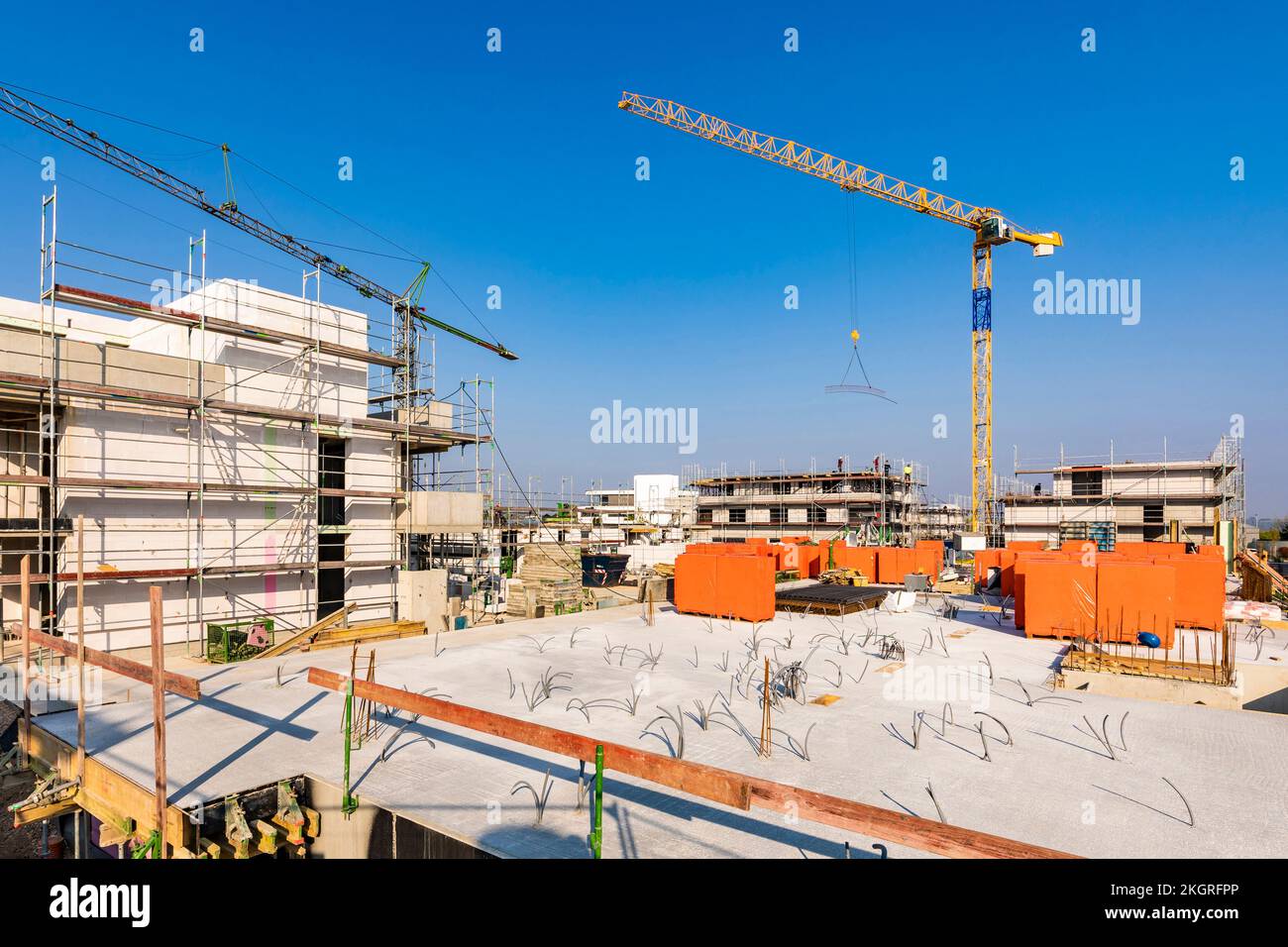 Germania, Baden-Wurttemberg, Weinstadt, Cranes in cantiere suburbano Foto Stock