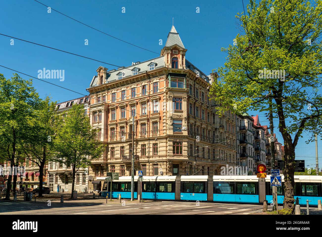 Svezia, Vastra Gotaland County, Gothenburg, funivia che passa di fronte all'Università di Gothenburg Foto Stock