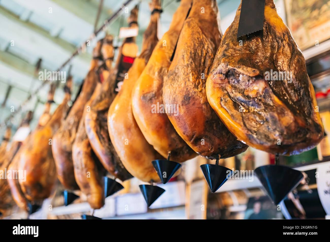 Carne appesa in vendita in negozio di gastronomia Foto Stock