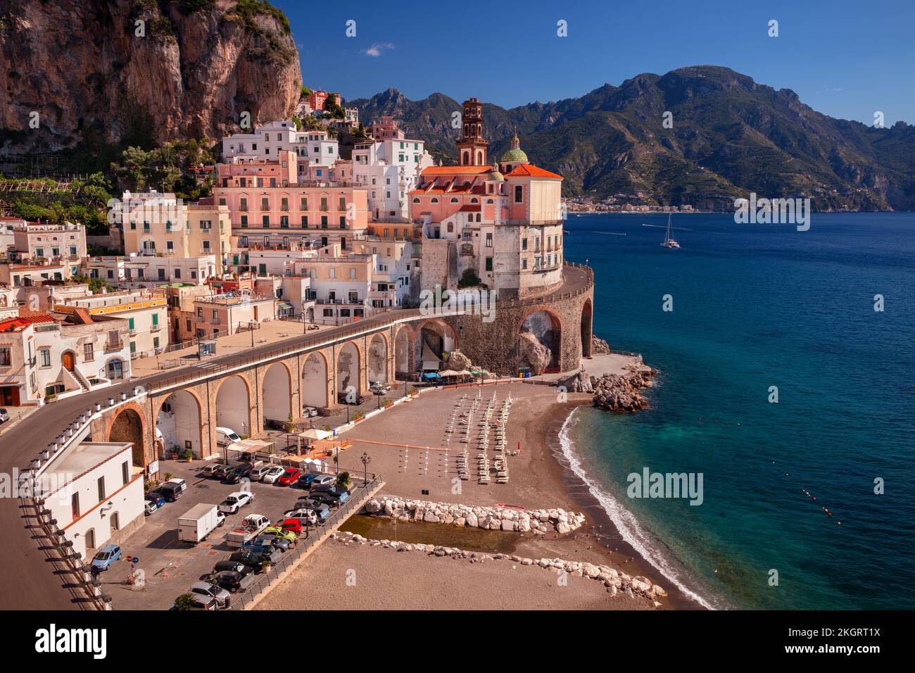 Atrani, Costiera Amalfitana, Italia. Immagine del paesaggio urbano dell'iconica città di Atrani, situata sulla Costiera Amalfitana, in Italia, nelle soleggiate giornate estive. Foto Stock