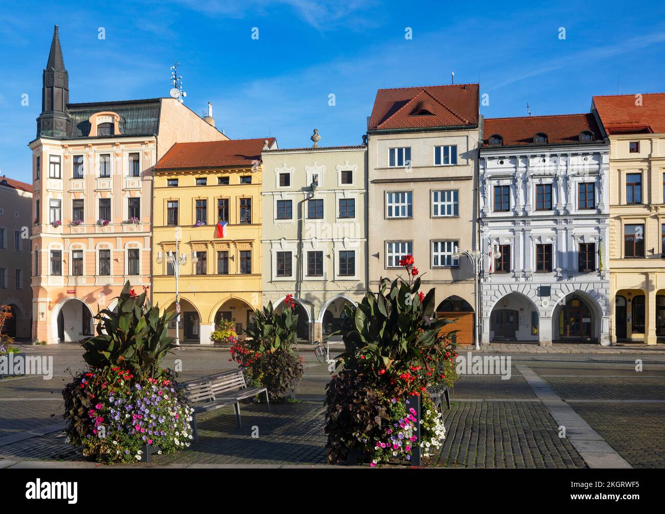 Repubblica Ceca, Regione Boemia Meridionale, Ceske Budejovice, Piazza Premysl Otakar II con case a schiera sullo sfondo Foto Stock