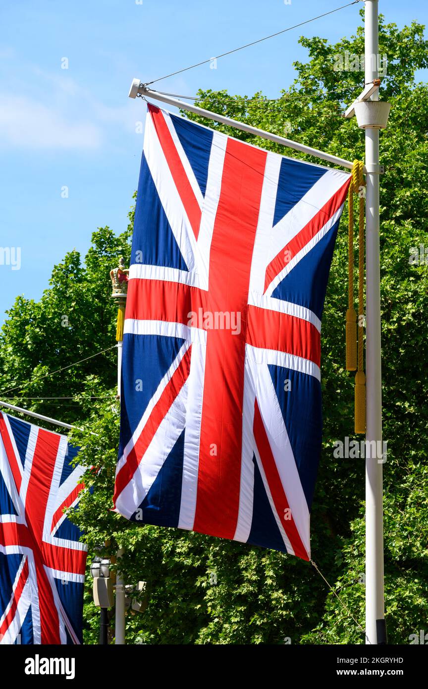 Union Jack bandiere che fiancheggiano il centro commerciale in occasione del Platinum Jubliee della Regina Elisabetta, Londra 2022. Foto Stock