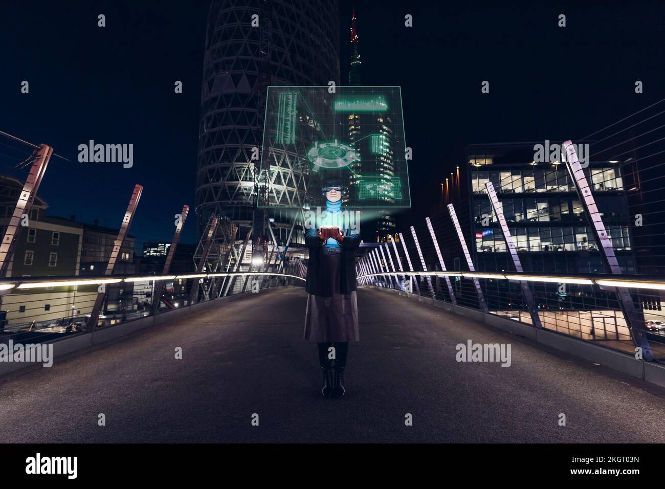 Donna che indossa occhiali VR utilizzando un tablet PC sul ponte in città di notte Foto Stock