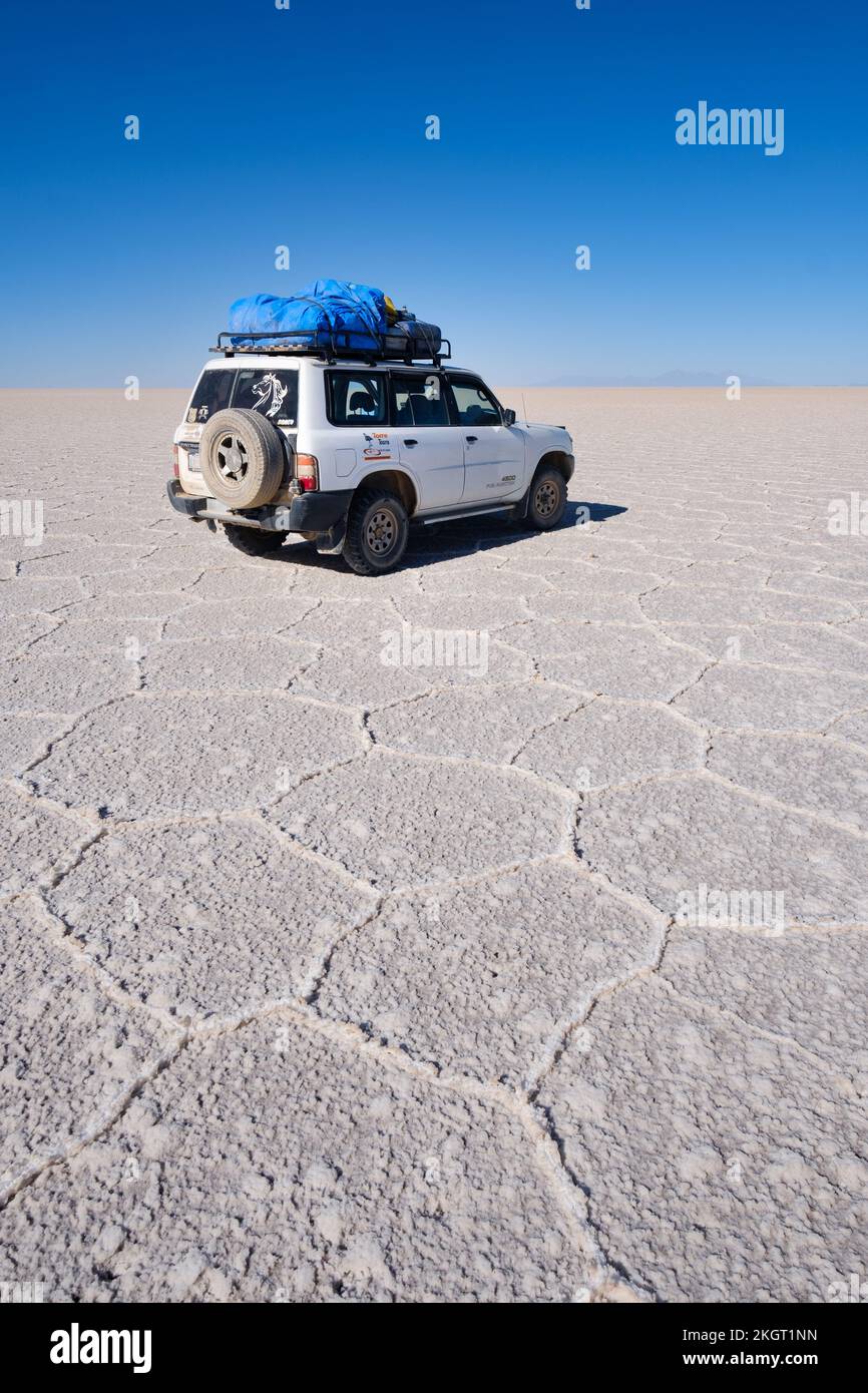 Tour guidato in veicolo fuoristrada alla Salt Flat di Uyuni nella stagione secca, Bolivia Foto Stock