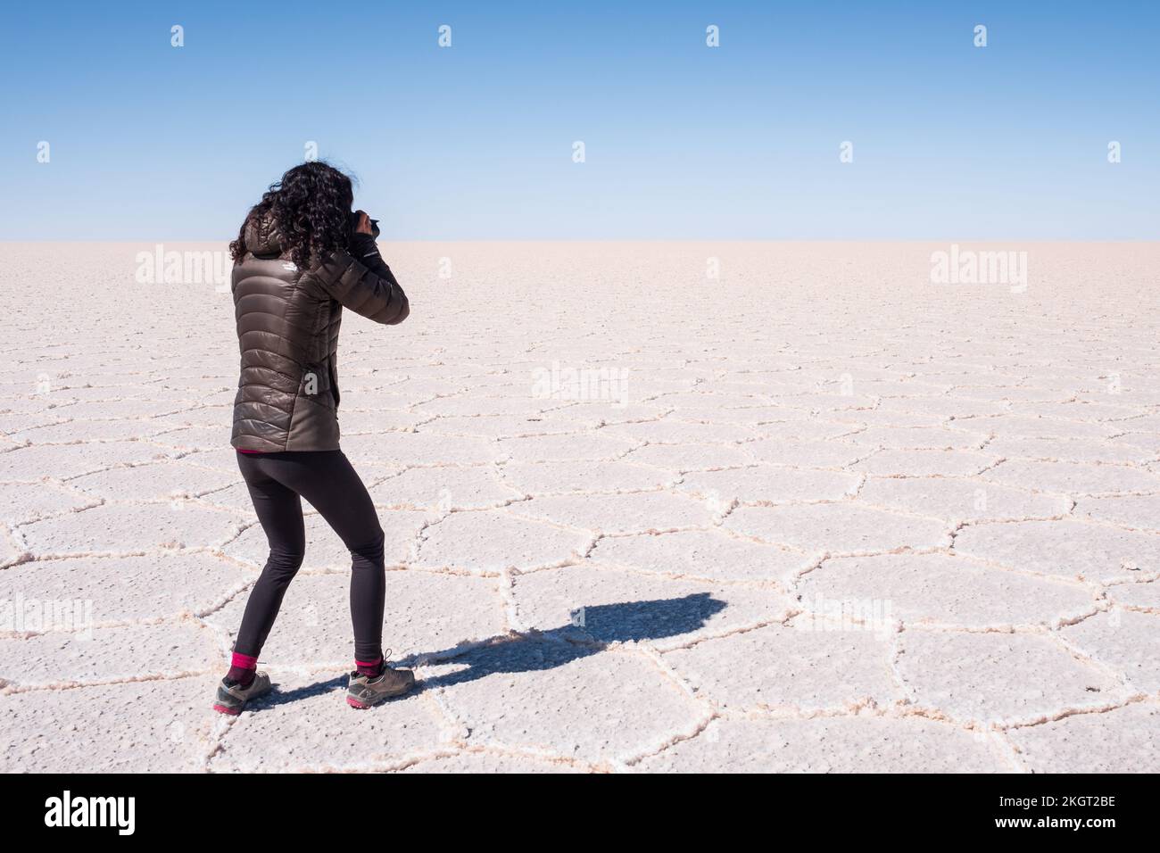 Fotografa sul Salar de Uyuni (Salt Flat di Uyuni), Dipartimento di Potosi, Bolivia Foto Stock