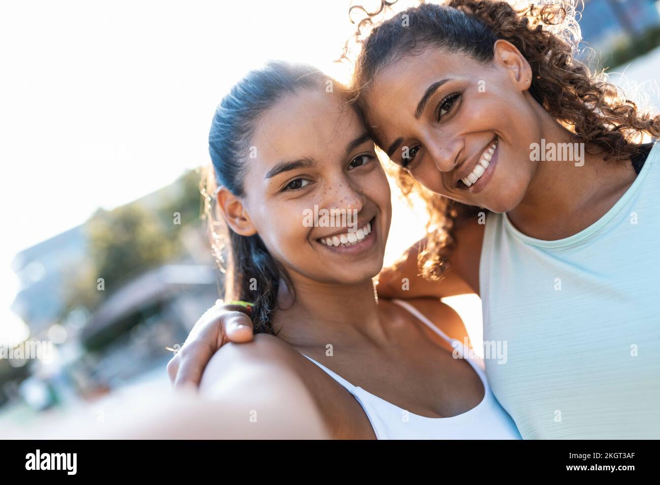 Amici felici che prendono selfie nella giornata di sole Foto Stock