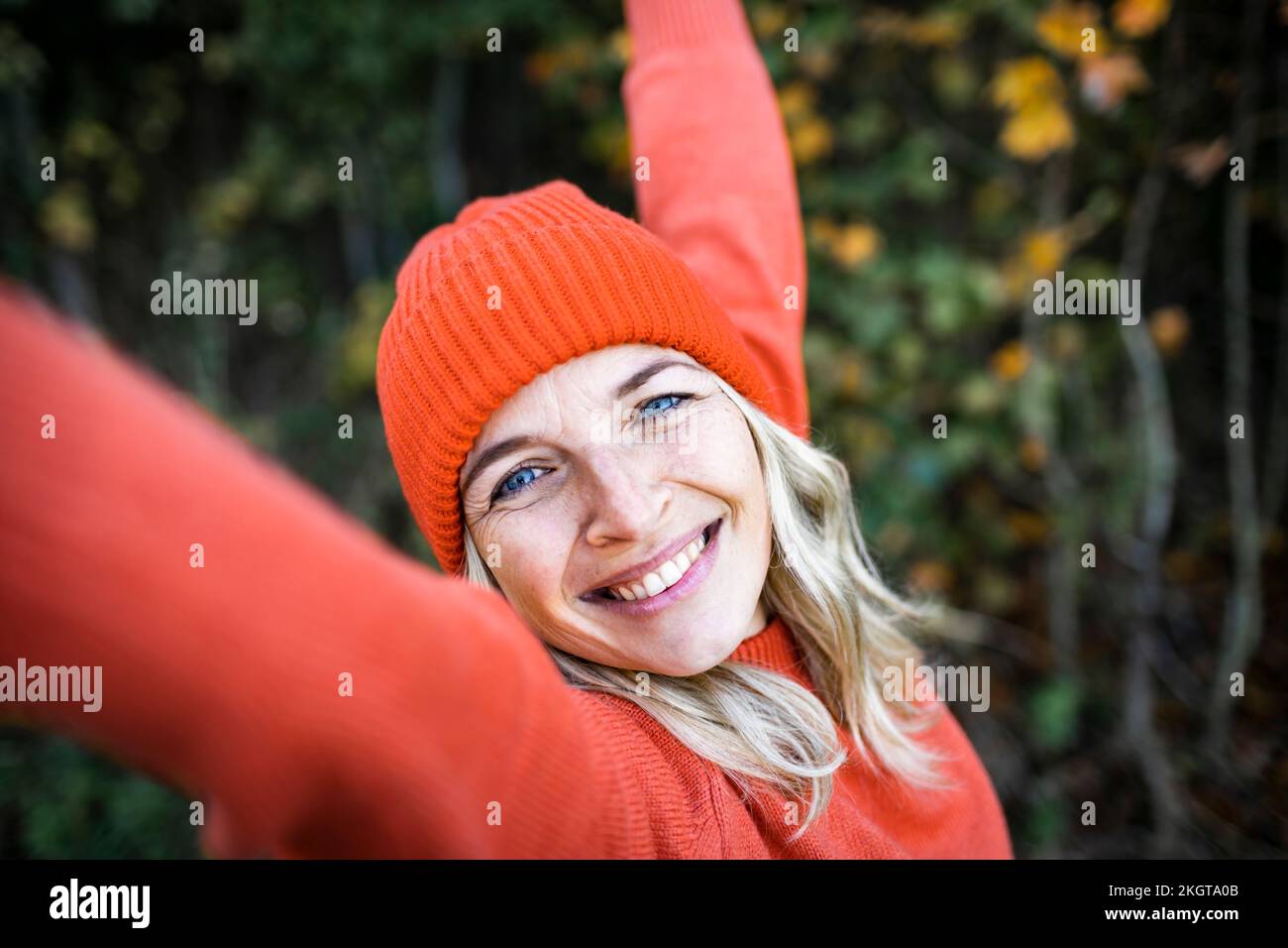 Donna matura con occhi blu godendo nel fine settimana Foto Stock