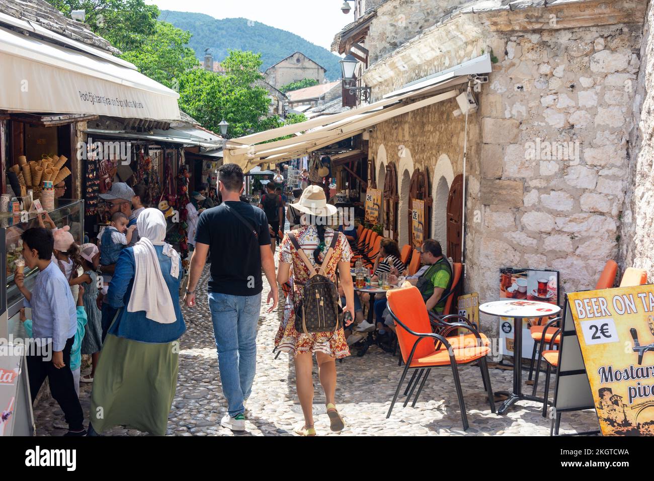 Gelateria e caffetteria in Stari Grad Street, Old Town, Mostar, Bosnia ed Erzegovina Foto Stock