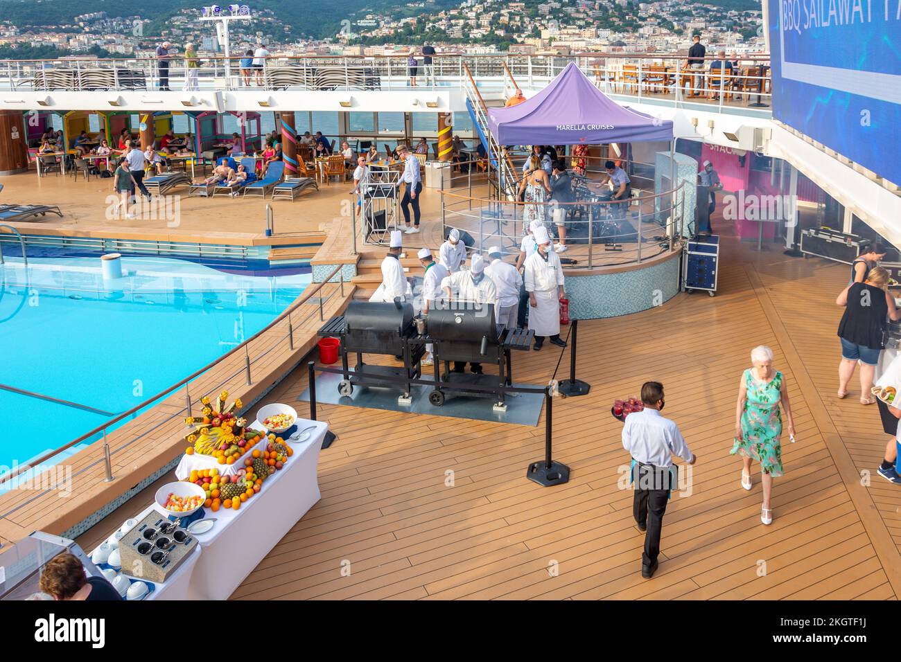 Marella Cruises BBQ Sailaway Party sulla terrazza solarium, Trieste, Regione Friuli Venezia Giulia, Italia Foto Stock
